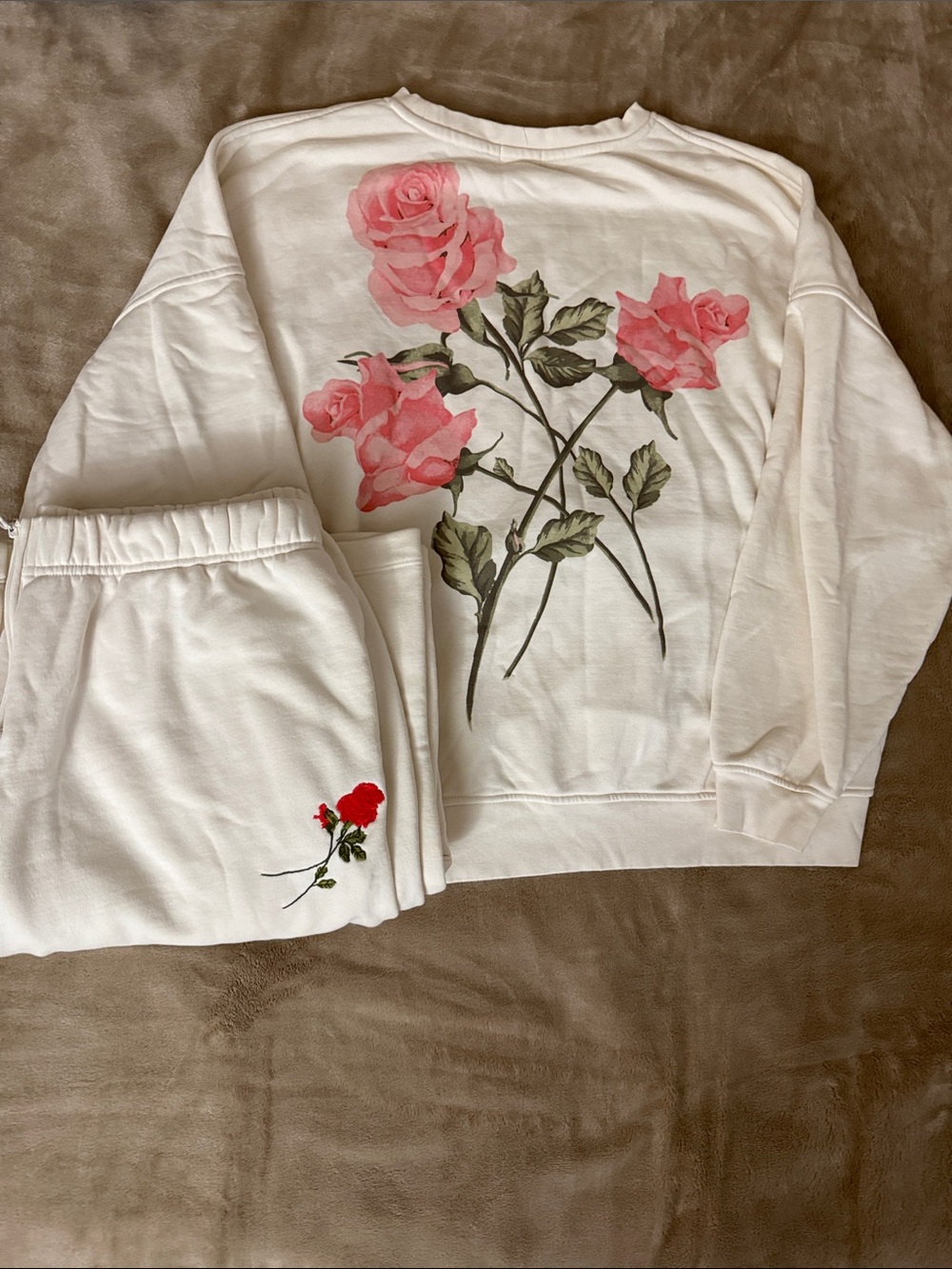 Millie Bobby BrownWhite Floral Sweatshirt & Sweatpants Set with Pink Rose Print